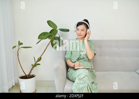 Gewöhnliche weiblich asiatisch teen Portrait zu Hause Sofa Remote Bildung Konzept. Stockfoto