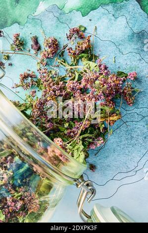 Stapel von verschiedenen gehackten Kräutern für die Zubereitung von Tee auf dem weißen Hintergrund Nahaufnahme genommen. Heap von pflanzlichen Bio-Tee Makro Ansicht von oben. Andere Art von Stockfoto