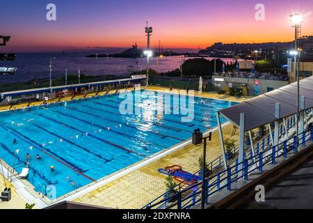 Athen, Griechenland - 16. Dezember 2019: Malerischer Blick auf die städtischen Schwimmbäder in Piräus, Athen (griechisch: Dimotiko Kolimvitirio Pireos). Gelegen A Stockfoto