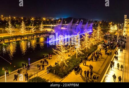 Athen, Griechenland - 15. Dezember 2019: Nachtansicht der bunten tanzenden Wasserfontäne Veranstaltung im Stavros Niarchos Foundation Cultural Centre (SNFCC) in Ath Stockfoto