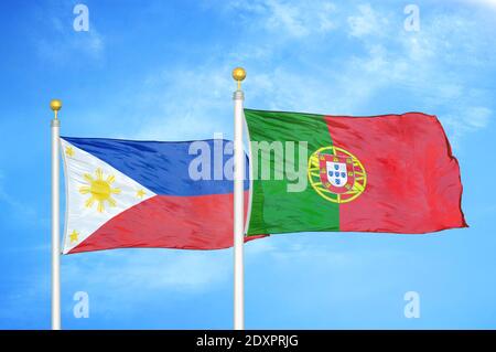 Philippinen und Portugal zwei Flaggen auf Fahnenmasten und blau bewölkt Himmel Stockfoto