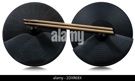 Zwei schwarze Becken eines elektronischen Drumkits und ein Paar hölzerne Drumsticks, isoliert auf weißem Hintergrund mit Reflexionen. Schlaginstrument. Stockfoto