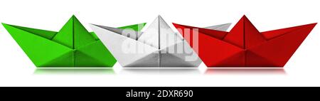 Drei Papierboote mit den Farben der italienischen Flagge, grün, weiß und rot. Isoliert auf weißem Hintergrund mit Reflexionen, Fotografie. Stockfoto