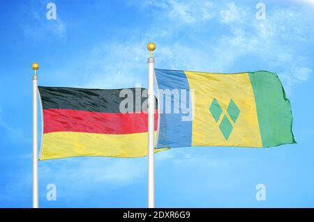 Deutschland und St. Vincent und die Grenadinen zwei Flaggen auf Fahnenmasten und blauer Himmel Stockfoto