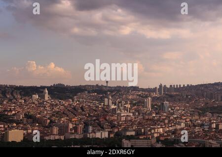 Panoramablick auf ungeplante Urbanisierung und orange Ziegeldach Gebäude aus Ankara, der Hauptstadt der Türkei Stockfoto