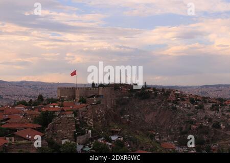 Panoramablick auf ungeplante Urbanisierung und orange Ziegeldach Gebäude und ein altes Schloss aus Ankara der Hauptstadt Türkei Stockfoto