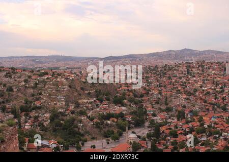 Panoramablick auf ungeplante Urbanisierung und orange Ziegeldach Gebäude aus Ankara, der Hauptstadt der Türkei Stockfoto