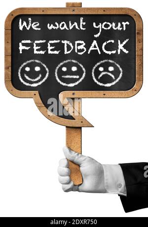 Hand des Küchenchefs mit weißem Handschuh, hält eine Tafel in Form von Sprechblase mit dem Satz, Wir wollen Ihr Feedback. Isoliert auf Weiß. Stockfoto