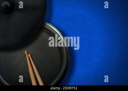 Schwarzes elektronisches Schlagzeug mit Becken und Trommel, Drum Ansicht, auf blauem Samthintergrund. Konzept des Schlagzeuginstruments. Stockfoto