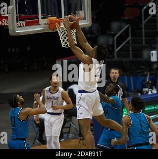 Newark, New Jersey, USA. Dezember 2020. Seton Hall Pirates Center Ike Obiagu (21) erhaelt einen Rebound in der zweiten Hälfte des Prudential Center in Newark, New Jersey. Seton Hall besiegte Georgetown 78-76. Duncan Williams/CSM/Alamy Live News Stockfoto