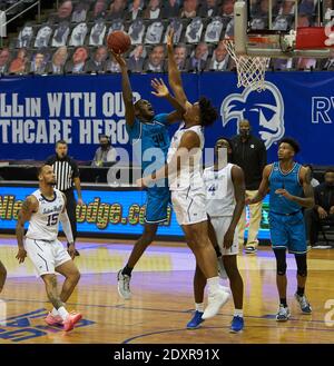 Newark, New Jersey, USA. Dezember 2020. Georgetown Hoyas Centre Qudus Wahab (34) schießt in der zweiten Hälfte gegen Seton Hall Pirates Centre Ike Obiagu (21) im Prudential Centre in Newark, New Jersey. Seton Hall besiegte Georgetown 78-76. Duncan Williams/CSM/Alamy Live News Stockfoto