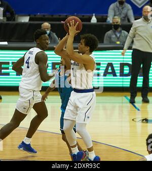 Newark, New Jersey, USA. Dezember 2020. Seton Hall Pirates Wache Bryce Aiken (1) schießt über Georgetown Hoyas Wache Jahvon Blair (0) in der zweiten Hälfte im Prudential Center in Newark, New Jersey. Seton Hall besiegte Georgetown 78-76. Duncan Williams/CSM/Alamy Live News Stockfoto