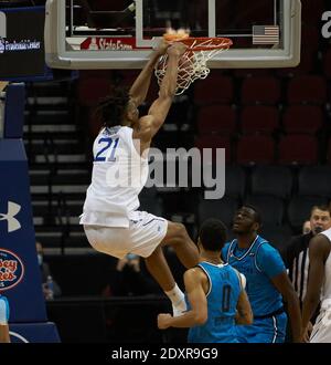 Newark, New Jersey, USA. Dezember 2020. Seton Hall Pirates Center Ike Obiagu (21) dunks in der zweiten Hälfte im Prudential Center in Newark, New Jersey. Seton Hall besiegte Georgetown 78-76. Duncan Williams/CSM/Alamy Live News Stockfoto