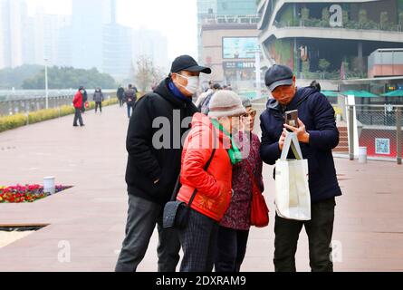 (201224) -- SHANGHAI, 24. Dezember 2020 (Xinhua) -- Bürger sehen Fotos des Luftkorridors im Handelsgebiet Xujiahui im ostchinesischen Shanghai, 24. Dezember 2020. Die erste Phase eines Luftkorridor-Projekts im Gewerbegebiet Xujiahui wurde vor kurzem für die Öffentlichkeit geöffnet. Das Projekt „Luftkorridor“ zielt darauf ab, Einkaufszentren und Kultur- und Erholungsgebiete in Xujiahui zu verbinden. Der Luftkorridor ist mit Einrichtungen wie Begrünung, Landschaftsbeleuchtung und Rolltreppen ausgestattet. Alle vier Phasen des Luftkorridor-Projekts sollen 2023 abgeschlossen sein. Die Einkaufszentren in der Stockfoto