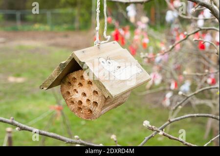 Hängende Insektenhaus in EINEM Vorgeschmack auf die Dinge zu kommen, Ukraine Zuteilung Themenschau Garten im RHS Cardiff in 2014 Stockfoto