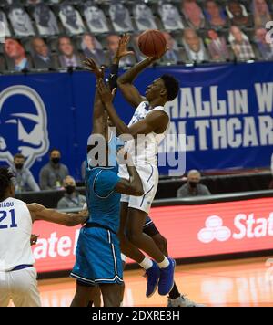 Newark, New Jersey, USA. Dezember 2020. Seton Hall Pirates Forward Tyrese Samuel (4) schießt über Georgetown Hoyas Zentrum Qudus Wahab (34) in der zweiten Hälfte im Prudential Center in Newark, New Jersey. Seton Hall besiegte Georgetown 78-76. Duncan Williams/CSM/Alamy Live News Stockfoto