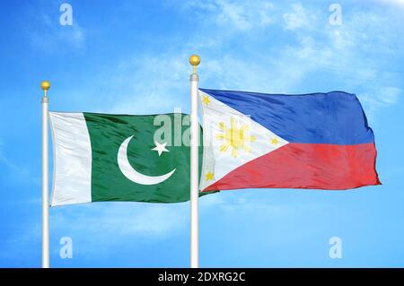 Pakistan und Philippinen zwei Flaggen auf Fahnenmasten und blau bewölkt Himmel Stockfoto