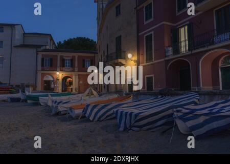 Gruppe von Booten am Ufer bei Nacht in Sestri Levante, Ligurien, Italien Stockfoto