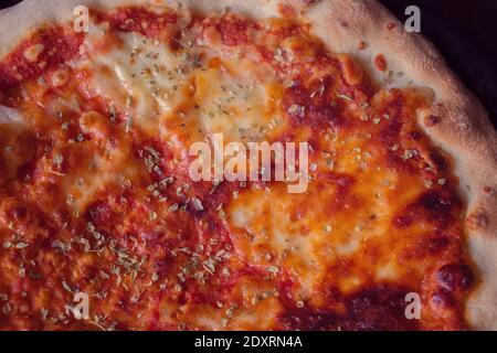 Nahestehende italienische Pizza margherita auf dem Tisch Stockfoto