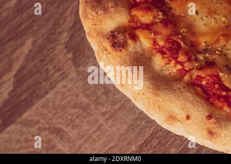 Nahestehende italienische Pizza margherita auf dem Tisch Stockfoto