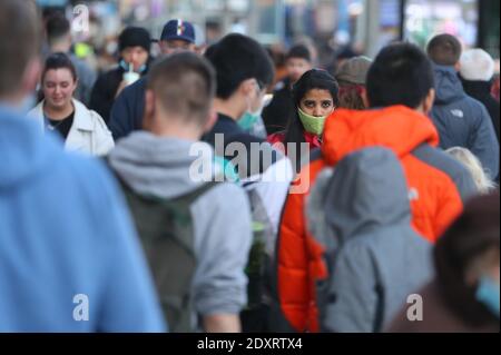 Southampton, Hampshire, Großbritannien. 24 Std. Dezember 2020. Die Southampton High Street ist an Heiligabend voller Shopper, bevor die Stadt am zweiten Weihnachtsfeiertag in die 4. Klasse übergeht. Credit Stuart Martin/Alamy Live News Stockfoto