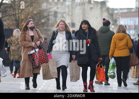 Southampton, Hampshire, Großbritannien. 24 Std. Dezember 2020. Die Southampton High Street ist an Heiligabend voller Shopper, bevor die Stadt am zweiten Weihnachtsfeiertag in die 4. Klasse übergeht. Credit Stuart Martin/Alamy Live News Stockfoto