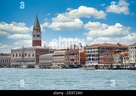 Sonniger Blick auf die Altstadt von Venedig vom Boot, Canal grande und San marco Turmglocke gut sichtbar Stockfoto