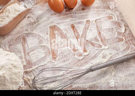 Zubereitung Teig. Gemischt Zutaten auf Holztisch. Stockfoto