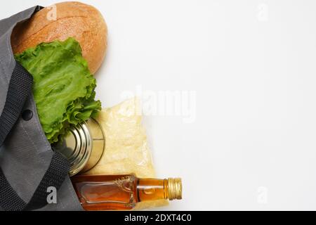 Öko Einkaufstasche mit Lebensmitteln auf weißem Hintergrund mit Speicherplatz kopieren Stockfoto