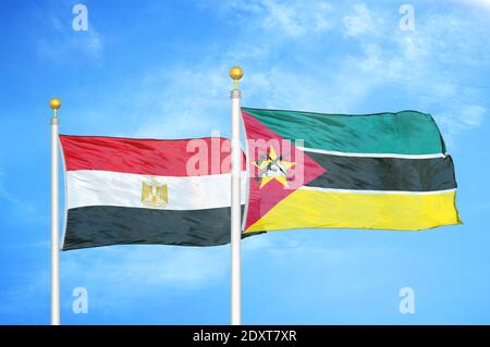 Ägypten und Mosambik zwei Flaggen auf Fahnenmasten und blau bewölkt Himmel Stockfoto
