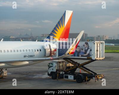 Philippine Airlines Airbus A321 erhält Lieferungen von einem Catering-Truck Am frühen Morgen im Terminal 2 von Ninoy Aquino Internationaler Flughafen in M Stockfoto