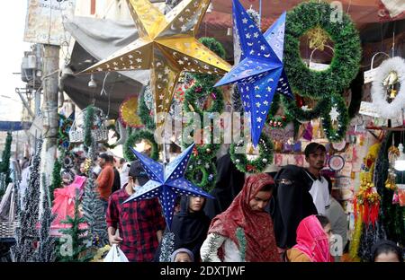 Weihnachten Gegenstände werden am Vorabend der Weihnachtsfeier Zeremonie verkauft, Bohri Bazaar Saddar Bereich von Karachi am Donnerstag, 24. Dezember 2020. Stockfoto