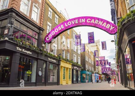 Ein Blick auf eine menschenleere Carnaby Street, da Geschäfte und Geschäfte wieder schließen. London wurde unter Tier-4-Beschränkungen gestellt, da die Fälle ansteigen und neue Stämme von COVID-19 in England auftauchen. Stockfoto