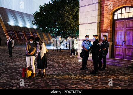 Hongkong, China. Dezember 2020. Menschen mit Schutzmaske und machen Selfies am Heiligabend im Victoria Harbour. Trotz der Ankündigung von Regierungsbeschränkungen versammeln sich viele Menschen in Hongkong am Heiligabend, um zu feiern. Die Zahl der Todesopfer in Hongkong hat 135 erreicht, während die Zahl der bestätigten Fälle bei 8,424 liegt. Quelle: Keith Tsuji/ZUMA Wire/Alamy Live News Stockfoto