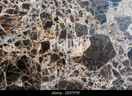 Gesprungene schwarze und beige Marmorstein Hintergrund und Wand Textur Stockfoto