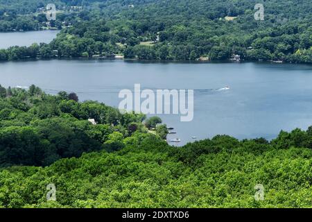 Ein Blick auf den Lake Waramaug von oben auf der Spitze auf dem marcicpstas Preserve in New Preston Connecticut im Sommer. Stockfoto