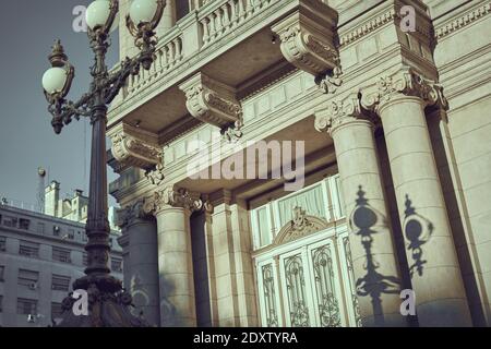 Eine selektive Fokusaufnahme einer Vintage-Straßenlampe in Vorderseite eines alten Gebäudes mit französischen Säulen Stockfoto