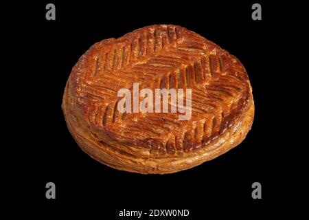 Galette des rois oder französischer Königskuchen isoliert auf schwarz Hintergrund Stockfoto