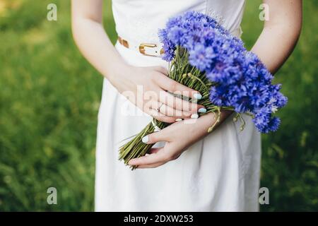 Blumenstrauß in den Händen eines Mädchens. Wildblumen. Stockfoto