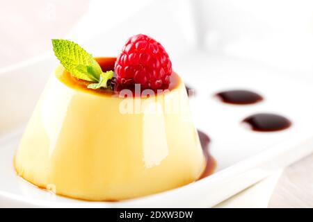 Pudding mit Beeren und Karamellsoße. Hochwertige Fotos Stockfoto