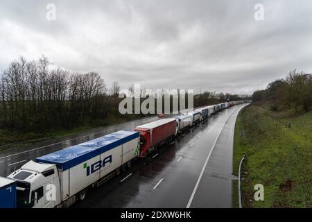 Während der Tests steckten Lastwagen auf der Autobahn M20. Die Franzosen haben die Grenzen zu Großbritannien geschlossen, weil sie befürchten, dass sich im Süden Englands eine Mutation des Coronavirus ausbreitet. Die Lkw-Fahrer werden nun gezwungen sein, einen Coronavirus-Test zu machen, bevor sie Großbritannien verlassen und nach Frankreich einreisen können. Die Verzögerung bei den Tests und die Zurückhaltung der Franzosen, die Grenze zu öffnen, haben dazu geführt, dass Tausende von Lkw-Fahrern mehrere Tage auf der Autobahn festsitzen, ohne dass es an Einrichtungen und Lebensmitteln mangelt. Stockfoto