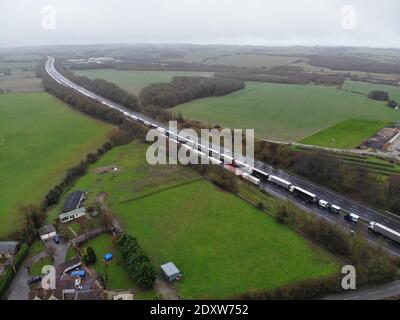 (Anmerkung der Redaktion: Bild aufgenommen von einer Drohne) LKW steckten während der Tests entlang der Autobahn M20. Die Franzosen haben die Grenzen zu Großbritannien geschlossen, weil sie befürchten, dass sich im Süden Englands eine Mutation des Coronavirus ausbreitet. Die Lkw-Fahrer werden nun gezwungen sein, einen Coronavirus-Test zu machen, bevor sie Großbritannien verlassen und nach Frankreich einreisen können. Die Verzögerung bei den Tests und die Zurückhaltung der Franzosen, die Grenze zu öffnen, haben dazu geführt, dass Tausende von Lkw-Fahrern mehrere Tage auf der Autobahn festsitzen, ohne dass es an Einrichtungen und Lebensmitteln mangelt. Stockfoto