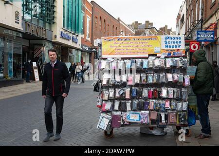 Windsor, Berkshire, Großbritannien. November 2020. Ein Mann geht an einem Markthändler vorbei, der Handy-Zubehör verkauft. England wird in dieser Woche in Kürze wieder in eine zweite Coronavirus Covid-19 Sperre gehen. Windsor Stadtzentrum bleibt ruhig. Quelle: Maureen McLean/Alamy Stockfoto