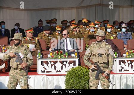 Tripolis, Libyen 24. Dezember 2020, Mitglied des Präsidiums, Mohammed Ammari Zayed, mit dem Generalstabschef, Generalleutnant, Mohammed Al-Haddad. Kredit: Hussein Eddeb/Alamy Live Nachrichten Stockfoto