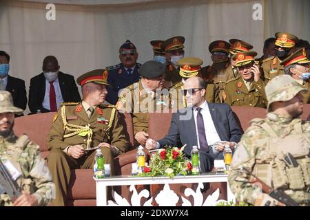 Tripolis, Libyen 24. Dezember 2020, Mitglied des Präsidiums, Mohammed Ammari Zayed, mit dem Generalstabschef, Generalleutnant, Mohammed Al-Haddad. Kredit: Hussein Eddeb/Alamy Live Nachrichten Stockfoto