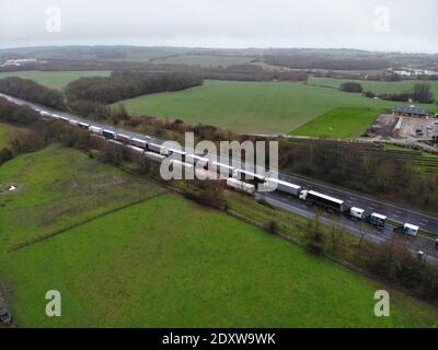 Kent, England, Großbritannien. September 2017. (Anmerkung des Herausgebers: Bild aufgenommen von einer Drohne).Lastwagen steckten entlang der Autobahn M20.während der Tests.die Franzosen haben die Grenzen mit Großbritannien geschlossen, weil sie befürchten, dass sich eine Mutation des Coronavirus im Süden Englands ausbreitet. Die Lkw-Fahrer werden nun gezwungen sein, einen Coronavirus-Test zu machen, bevor sie Großbritannien verlassen und nach Frankreich einreisen können. Die Verzögerung bei den Tests und die Zurückhaltung der Franzosen, die Grenze zu öffnen, haben dazu geführt, dass Tausende von Lkw-Fahrern mehrere Tage auf der Autobahn festsitzen, ohne dass es an Einrichtungen und Lebensmitteln mangelt. (Kredit Imag Stockfoto