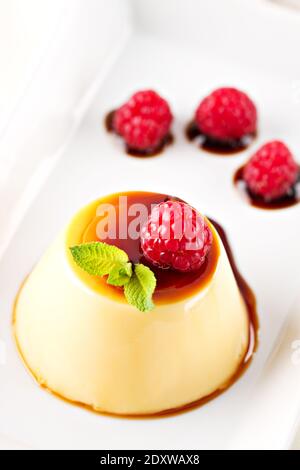 Pudding mit Beeren und Karamellsoße. Hochwertige Fotos Stockfoto