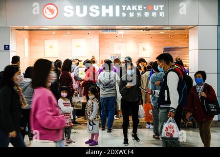 Hongkong, China. Dezember 2020. Menschen mit Schutzmaske und kaufen nehmen Essen am Heiligabend. Wie die COVID-Beschränkung der Regierung angekündigt wurde, werden die Restaurants nicht nach 18 Uhr serviert. Die Zahl der Todesopfer in Hongkong hat 135 erreicht, während die Zahl der bestätigten Fälle bei 8,424 liegt. Quelle: Keith Tsuji/ZUMA Wire/Alamy Live News Stockfoto
