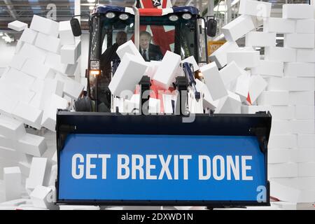 Datei-Foto vom 10/12/19 von Premierminister Boris Johnson, der während eines Besuchs im JCB-Produktionszentrum von JCB Cab in Uttoxeter während des Wahlkampfes einen JCB mit der Flagge der Union fährt, mit den Worten "get Brexit done" im Baggereimer, durch eine gefälschte Wand mit dem Wort "Gridlock". Großbritannien und die EU haben ein Handelsabkommen nach dem Brexit geschlossen. Stockfoto