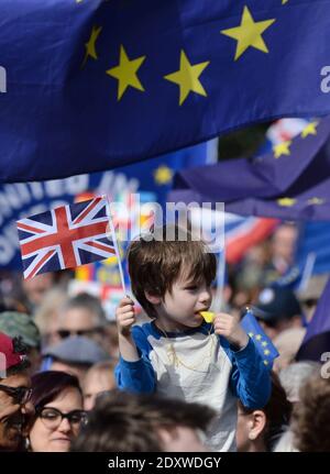 Datei Foto vom 25/03/17 von 4-jähriger Cormac Mellor-Stephenson, der sich bei einer Kundgebung für Europa gegen den Brexit im Zentrum von London mit EU-freundlichen Demonstranten zusammenschloss. Großbritannien und die EU haben ein Handelsabkommen nach dem Brexit geschlossen. Stockfoto